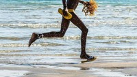 Seorang anak berlari di pantai Madagaskar. (Massimo Bietti/Instagram)