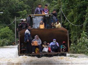 6 Tewas dan Hampir 50.000 Orang Dievakuasi Akibat Banjir di Malaysia