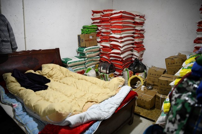 Tak kurang dari 500 kg sayur, daging dan nasi yang dia habiskan setiap harinya. Dan itu hanya untuk makan hewan-hewan di rumahnya. Foto: NOEL CELIS/AFP
