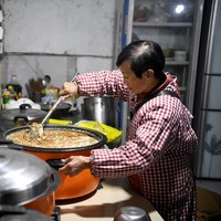 Memelihara satu hewan saja sudah cukup repot. Bayangkan kehidupan Wen Juhong yang harus memberi makan ratusan hewan. Setiap harinya Wen bangun pukul 4 pagi untuk membersihkan dan memasak makanan hewan peliharaannya sebelum beraktivitas. Foto: NOEL CELIS/AFP