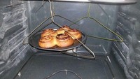 Oven ini jadi seperti lemari baju karena gantungan oven diganti dengan gantungan baju. (Brightside.me)