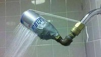 Gak kalah bikin tepuk jidat, pemilik kamar mandi ini memperbaiki showernya menggunakan kaleng minuman. Namun, kelihatannya fungsi shower ini tetap berjalan. (Brightside.me)