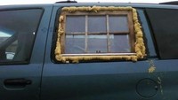 Pemilik mobil ini sepertinya kehabisan ide untuk memperbaiki jendela kaca mobilnya yang rusak. Kaca mobilnya malah diganti dengan kaca rumah. (Brightside.me)