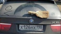 Aksi kocak pemilik mobil ini juga ga kalah bikin ketawa. Pasalnya wiper belakang mobilnya yang rusak diganti dengan sapu ijuk kecil tanpa memperhitungkan bagaimana hasil kerja sapu itu. (Brightside.me)