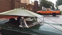 Karena memiliki mobil yang tidak memiliki atap pemilik mobil ini mengakalinya dengan memasang tenda. Namun, fungsi tenda itu sepertinya tidak akan bekerja, debu hingga hujan tetap bisa membasahi interior mobil.