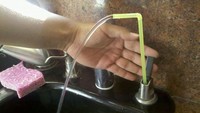 Saluran air pada wastafel ini lepas, seharusnya bisa diperbaiki dengan mengganti dengan yang baru. Namun, tidak dengan wastafel ini salurannya malah diganti dengan sedotan. (Brightside.me)