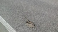 Sekop pasir yang tertinggal di dalam aspal ini menuai pertanyaan, kenapa bisa tertanam di dalam aspal? Jika seperti ini bisa berbahaya bagi pengguna jalan raya. (Brightside.me)