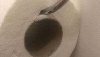 Tisu ini digantungkan tidak tepat di lubang rollnya. Kalau seperti ini orang akan sulit untuk mengambil tisu roll ini. (Brightside.me)
