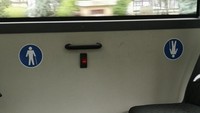 Stiker bergambar orang, diletakan terbalik di dalam bus. Itu akan membuat penumpang gagal fokus. (Brightside.me)