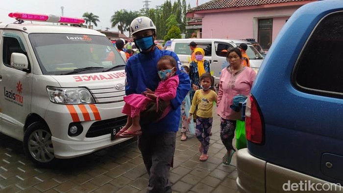 6 Hari di Rumah, Ratusan Warga Magelang Kembali Mengungsi Warga di lereng Gunung Merapi, Dusun Babadan 2, Desa Paten, Kecamatan Dukun, Kabupaten Magelang, Jawa Tengah, kembali ke lokasi pengungsian. Sebelumnya, mereka sudah sempat mengungsi ke Tempat Evakuasi Akhir (TEA) Desa Mertoyudan namun memutuskan kembali ke rumah.