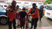Kepala Desa Paten, Sutarno, menjelaskan pengungsi ini berasal dari kelompok rentan dan pendamping jumlahnya sekitar 200 orang.