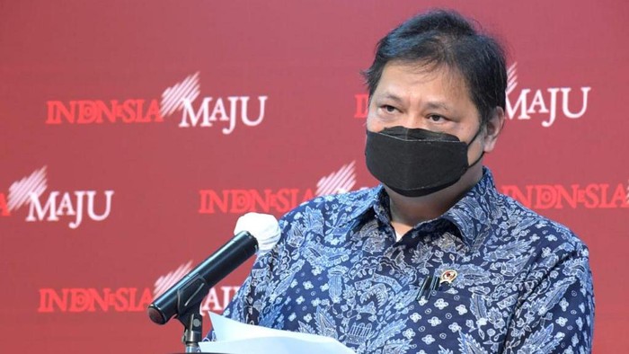 Ketua Komite Penanganan Covid Airlangga Hartarto memberikan keterangan, Rabu (6/1).