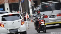 Seolah tak berdosa, mereka dengan santainya melewati selipan mobil dengan melawan arah saat melintas di persimpangan ini.