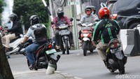 Sejumlah pengendara motor ini tampak santai saat melawan arah di Jalan Bintaro Permai Raya, Jakarta Selatan, Kamis (7/1/2020).