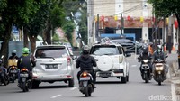 Tapi, aksi nekat yang dilakukan para pengendara sepeda motor nakal ini tak memperhatikan keselamatan pengguna jalan lainnya.