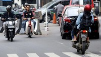 Biasanya para pelanggar lalu lintas ini memilih jalan pintas demi mempersingkat waktu ketimbang harus berputar lebih jauh.