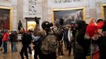 Aksi Selfie Pendukung Trump di Dalam Gedung Capitol