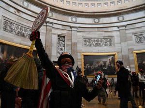 Aksi Selfie Pendukung Trump di Dalam Gedung Capitol