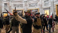 Pendukung Donald Trump selfie di dalam Gedung Capitol AS.