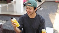Aliff Alli juga kerap mendapatkan endorse dari produk minuman. Seperti dua botol minuman segar berwarna kuning ini. Foto: Instagram @aliff_alli