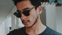 Aliff sepertinya menyukai menu kopi long black. Posenya dengan sebotol kopi long black ini terlihat tampan ya! Foto: Instagram @aliff_alli
