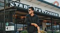 Aktor yang dikenal karena perannya sebagai Iid di Aisyah Putri The Series: Jilbab In Love ini juga sempat berpose keren di depan Starbucks. Gayanya terlihat maskulin dan tampan. Foto: Instagram @aliff_alli