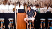 Jalan-jalan ke Bali, Aliff sempat berpose di sebuah restoran. Ia bergaya keren sambil menunggu pesanannya datang. Foto: Instagram @aliff_alli
