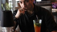 Menikmati minuman di sebuah restoran, Aliff Alli terlihat berpose serius. Minuman yang ia pesan adalah es teh lemon yang segar. Foto: Instagram @aliff_alli