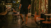 Ngopi di Makna Coffee, tentu saja Aliff Alli tak lupa menyempatkan waktunya untuk berfoto OOTD di depan kafe. Foto: Instagram @aliff_alli