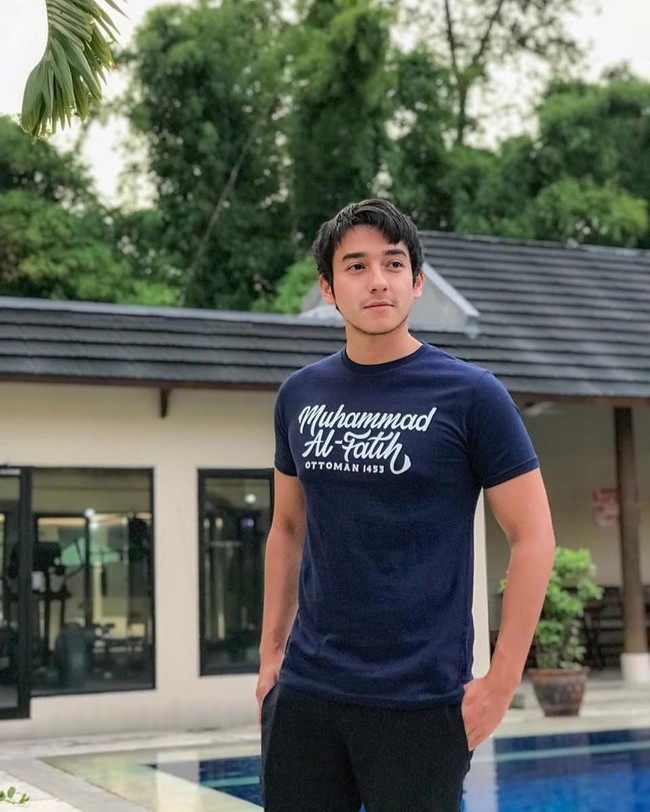 Aktor Aliff Alli sempat mengalami krititis di rumah sakit saat terinfeksi COVID-19. Dia sampai mengalami koma saat dirawat di Rumah Sakit Darurat (RSD) Wisma Atlet, Kemayoran, Jakarta Pusat. Kini Alli sudah sembuh dari Corona. Foto: Instagram @aliff_alli