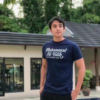 Aktor Aliff Alli sempat mengalami krititis di rumah sakit saat terinfeksi COVID-19. Dia sampai mengalami koma saat dirawat di Rumah Sakit Darurat (RSD) Wisma Atlet, Kemayoran, Jakarta Pusat. Kini Alli sudah sembuh dari Corona. Foto: Instagram @aliff_alli