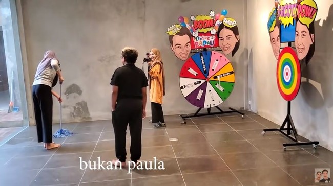 Pada salah satu wahana permainan itu terlihat dart board yang memiliki desain unik. Terdapat wajah Baim Wong dan Paula Verhoeven dalam permainan tersebut. Foto: YouTube/Bapau Family