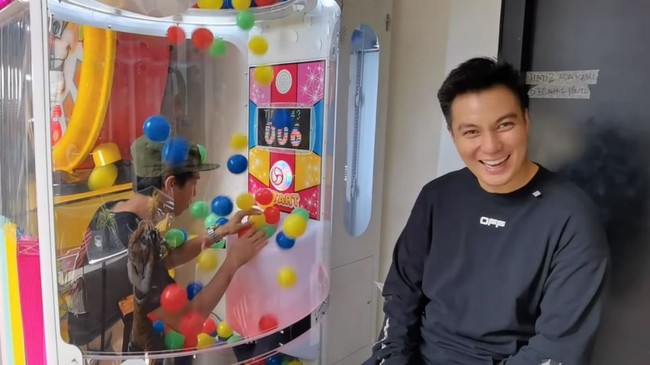 Selain video mengenai kehidupan rumah tangganya, Baim Wong dan Paula juga kerap kali membuat konten giveaway dan aksi sosial. Konten-kontennya itu yang selalu menarik perhatian bagi netizen untuk menontonnya. Foto: YouTube/Bapau Family