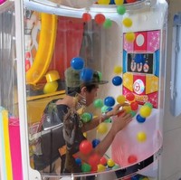 Selain video mengenai kehidupan rumah tangganya, Baim Wong dan Paula juga kerap kali membuat konten giveaway dan aksi sosial. Konten-kontennya itu yang selalu menarik perhatian bagi netizen untuk menontonnya. Foto: YouTube/Bapau Family