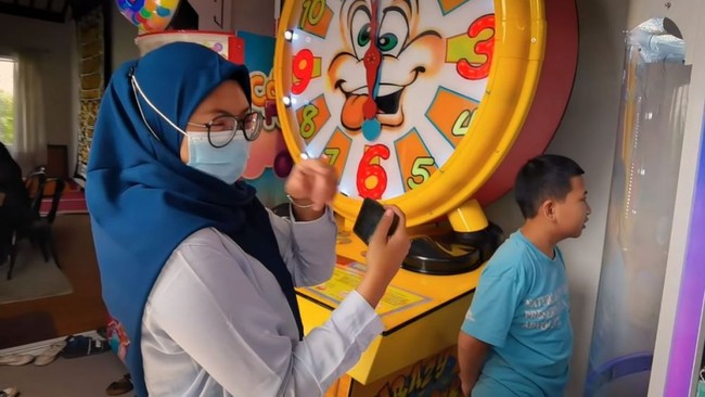 Dalam video yang diunggahnya itu terlihat bahwa suasana baru di kantor Baim Wong terlihat sangat mengasyikkan. Terlebih karena adanya beragam wahana permainan yang membuat kantor tersebut jadi terlihat seperti arena bermain di mal. Foto: YouTube/Bapau Family