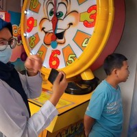 Dalam video yang diunggahnya itu terlihat bahwa suasana baru di kantor Baim Wong terlihat sangat mengasyikkan. Terlebih karena adanya beragam wahana permainan yang membuat kantor tersebut jadi terlihat seperti arena bermain di mal. Foto: YouTube/Bapau Family