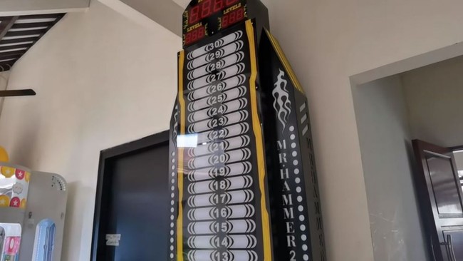 Berbagai macam wahana bermain itu di letakkan di area luar atau teras kantor. Para karyawannya pun tampak sangat antusias mencoba beragam wahana permainan yang disediakan oleh Baim Wong. Foto: YouTube/Bapau Family