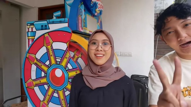 Penampakan suasana baru di kantor Baim Wong itu diunggah oleh Baim Wong sendiri melalui sebuah video di akun Youtube miliknya yang berjudul Cuma Sultan yang Bisa Rubah Kantor Kaya Gini Dalam Sehari!!. Foto: YouTube/Bapau Family