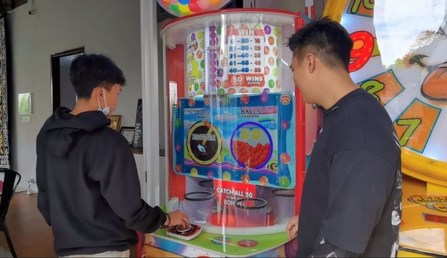 Baim Wong adalah salah satu selebriti yang cukup aktif membuat berbagai macam konten-konten di Youtube. Beberapa tahun terakhir ini dirinya membuat sebuah kantor untuk produksi konten Youtubenya. Agar tak bosan selama berada di kantor, Baim pun menghadirkan berbagai wahana permainan seru. Foto: YouTube/Bapau Family