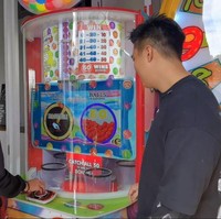 Baim Wong adalah salah satu selebriti yang cukup aktif membuat berbagai macam konten-konten di Youtube. Beberapa tahun terakhir ini dirinya membuat sebuah kantor untuk produksi konten Youtubenya. Agar tak bosan selama berada di kantor, Baim pun menghadirkan berbagai wahana permainan seru. Foto: YouTube/Bapau Family