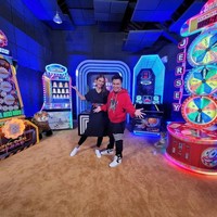 Melalui salah satu unggahan di Instagramnya, Baim Wong dan sang istri, Paula Verhoeven, sempat memamerkan salah satu ruangan di kantornya yang berisi berbagai macam wahana permainan. Menurut keterangan foto yang diunggahnya, ruangan yang satu ini akan dipakai sebagai studio program acara televisi Indonesia Giveaway yang dipandunya. Foto: Instagram/@baimwong