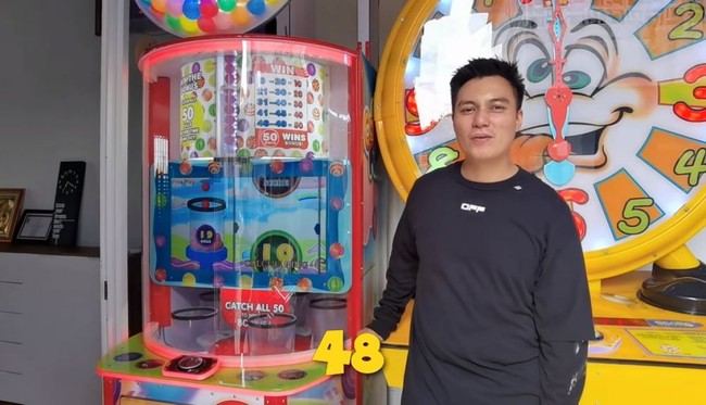 Wahana-wahana bermain itu pastinya akan membuat para karyawan menjadi lebih betah dan tidak bosan selama di kantor. Bagaimana menurutmu? Foto: YouTube/Bapau Family