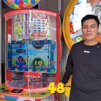 Wahana-wahana bermain itu pastinya akan membuat para karyawan menjadi lebih betah dan tidak bosan selama di kantor. Bagaimana menurutmu? Foto: YouTube/Bapau Family