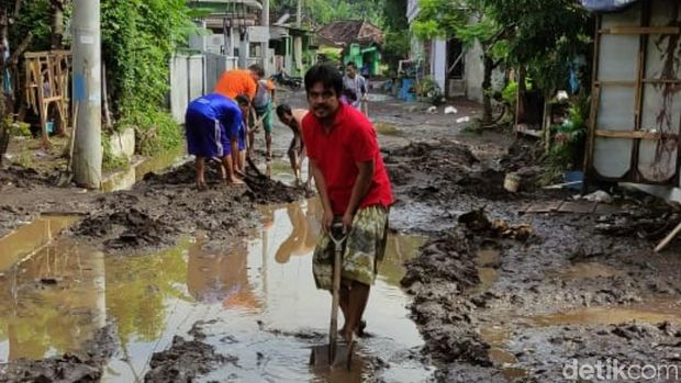 Banjir Pasuruan berdampak kerusakan jalan dan rumah warga di Desa Sekarputih, Kecamatan Gondangwetan, Kabupaten Pasuruan. Di desa ini, banjir sempat mencapai 2 meter dan saat ini sudah surut.