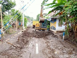 Alat Berat Dikerahkan Keruk Lumpur Dampak Banjir di Pasuruan
