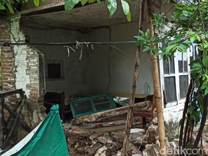 Banjir Pasuruan berdampak kerusakan jalan dan rumah warga di Desa Sekarputih, Kecamatan Gondangwetan, Kabupaten Pasuruan. Di desa ini, banjir sempat mencapai 2 meter dan saat ini sudah surut.