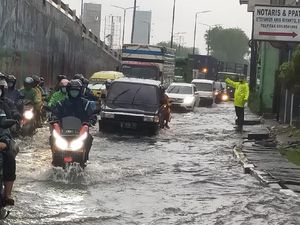 Hujan Deras 2 Jam Rendam Jalan Bawah Layang Waru, Motor dan Mobil Mogok