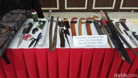 Polisi juga mengamankan beberapa senapan laras panjang, namun  belum dijelaskan jenis dari senapan ini.