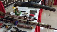 Dari foto yang dipamerkan, tampak sejumlah busur anak panah lengkap dengan ketapel pelemparnya. Selain itu ada juga rompi loreng yang diamankan.