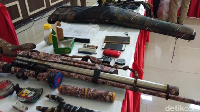 Barang bukti yang diamankan dari penangkapan teroris di Makassar Barang bukti yang diamankan dari penangkapan teroris di Makassar